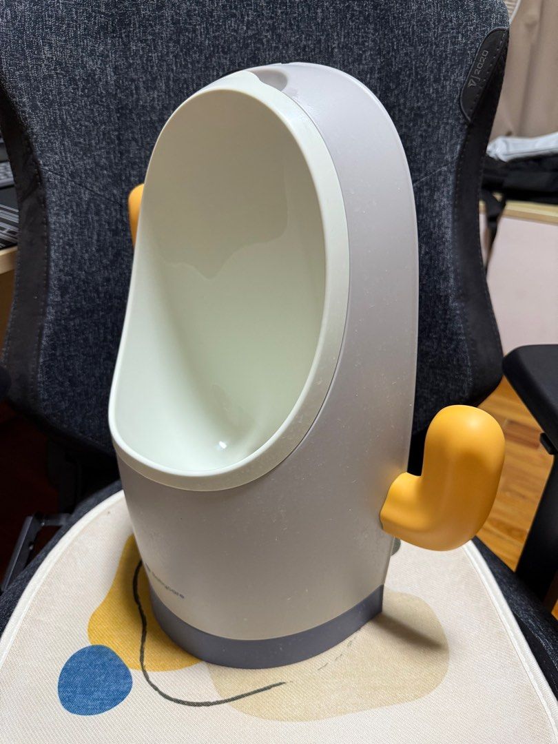 Kids Urinal Pee Trainer (Category: Baby Toiletries & Grooming) located in Singapore. Submitted by peekaboo82 (Listing ID 1376758653, Image 2). Description: Kids Urinal Pee Trainer Suitable for 1 to 3+ years old. My boy only used a few times but ultimately rejected it. Cleaned with no damages. Self collect from Simei Lane (S521167) or arrange for delivery. Delivery charges excluded.
