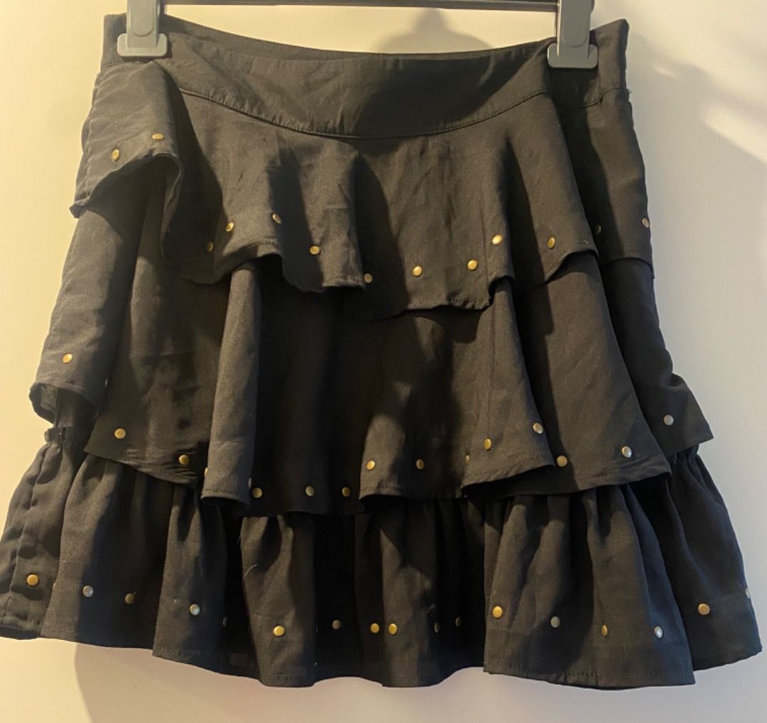 Ladies Skirt- size 12 (Category: Women's Clothes) located in Bacchus Marsh. Submitted by natashadel88714 (Listing ID 1376753982, Image 2). Description: Ladies Skirt Size 12 Ruffle detail Stud .