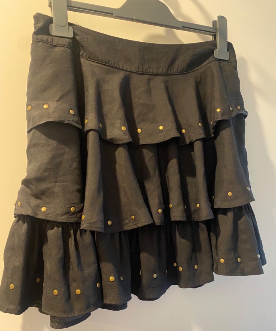 Ladies Skirt- size 12 (Category: Women's Clothes) located in Bacchus Marsh. Submitted by natashadel88714 (Listing ID 1376753982, Image 1). Description: Ladies Skirt Size 12 Ruffle detail Stud .