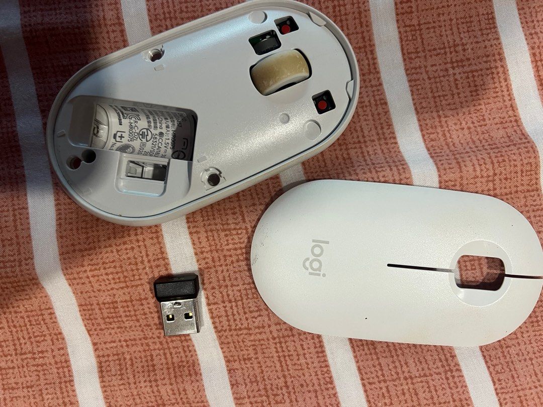 Logitech Pebble Mouse White (Category: Mouse & Mousepads) located in Manila. Submitted by declutterforamari (Listing ID 1376637125, Image 2). Description: With FREE yellow mouse case .