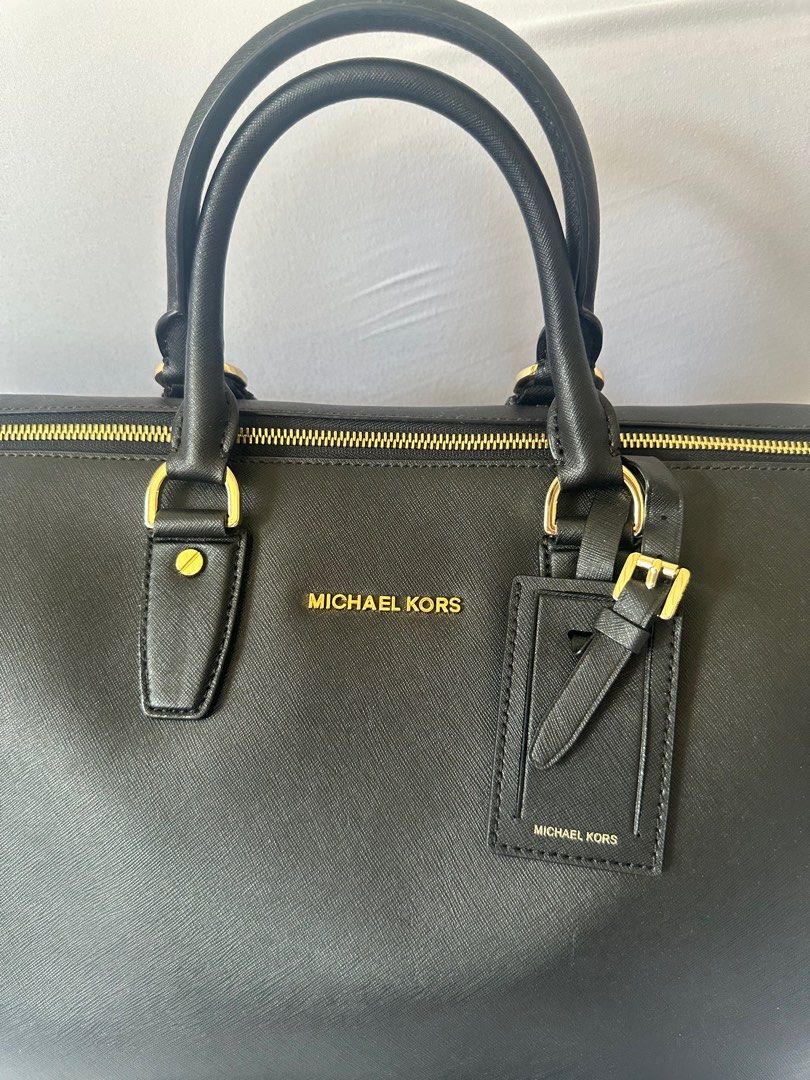 MK Michael Kors Jet Set Travel Weekender (Category: Luxury Bags & Wallets) located in San Fernando. Submitted by mabeljoycemj (Listing ID 1376800682, Image 2). Description: AUTHENTIC FROM MK RETAIL SHOP IN DUBAI Color: Black .