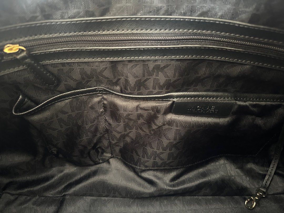 MK Michael Kors Jet Set Travel Weekender (Category: Luxury Bags & Wallets) located in San Fernando. Submitted by mabeljoycemj (Listing ID 1376800682, Image 3). Description: AUTHENTIC FROM MK RETAIL SHOP IN DUBAI Color: Black .