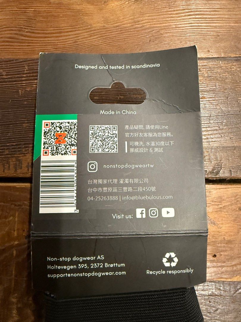 由 otis_huang (刊登 ID 1376746947，圖片 3) 提交，位於 台北市 (Taipei) 的 挪威Non-stop dogwear | PROTECTOR 狗狗機能戶外鞋 全新XL (類別：寵物及其他)，說明：挪威Non-stop dogwear | PROTECTOR 機能戶外鞋 全新XL PROTECTOR機能戶外鞋是為了戶外運動所設計，在任何需要保護狗狗腳掌的場合都能夠適用。鞋子內層沒有任何車線來減少摩擦傷害到狗狗的腳掌，軟質的鞋子設計能夠讓毛孩在受保護的情況下依舊能清楚透過腳掌感覺地形的變化。鞋子是使用了魔鬼氈來做固定，並且不會輕易掉落。 高性能防切割等級5材質製作，外表包覆了NBR橡膠來增加額外保護性。NBR橡膠提升了鞋子的防潑水性能，並且在戶外濕滑的地面上提供了絕佳的防滑抓地力。 適合日常生活、登山、朔溪以及跑步使用 多國軍警、搜救犬指定使用產品 XL-腳掌7.1-8公分寬 材質：魔鬼氈、40%聚乙烯、15%尼龍、10%聚酯纖維、10%玻璃纖維、5%彈性
