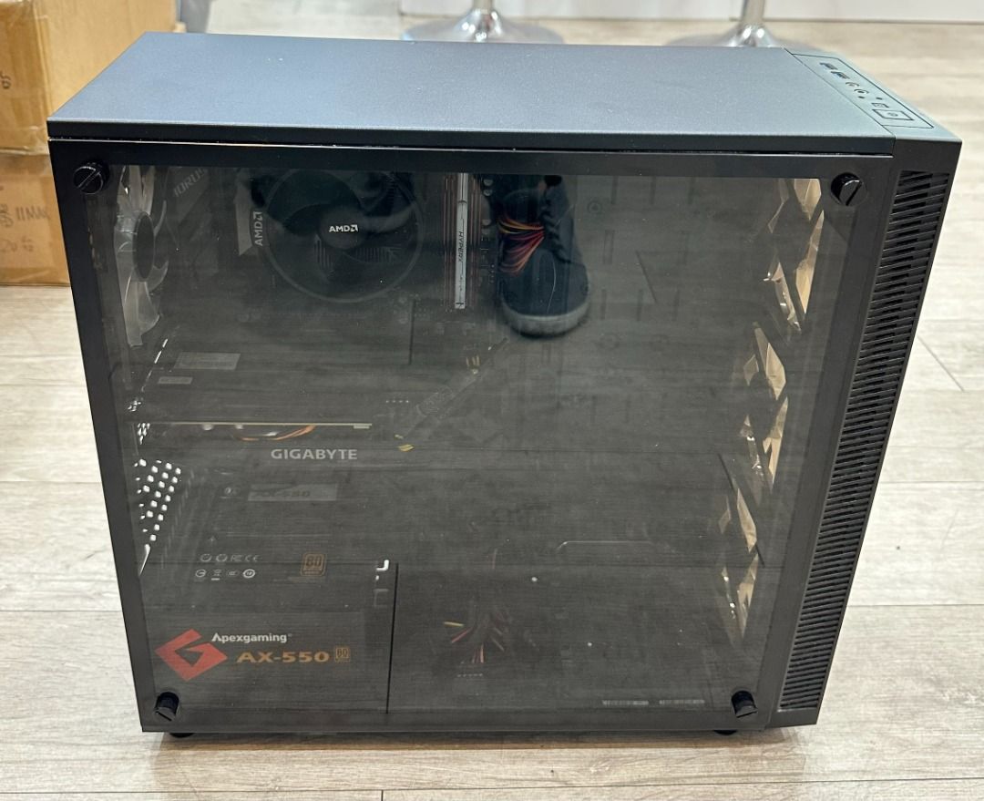 由 elba_digital (刊登 ID 1376663700，圖片 2) 提交，位於 高雄市 (Kaohsiung) 的 【艾爾巴二手】自組桌機R5-3500X/32G/512G+1T/GTX1660SUPER#二手電腦主機#板橋店41330 (類別：桌上電腦或筆記型電腦)，說明：自組桌機R5-3500X/32G/512G+1T/GTX1660SUPER 外觀四周有傷及主機內部有大量灰塵已盡量清除，開機按鍵旁的mic孔無法插入，因作業系統預設在傳統硬碟，所以讀取略慢，可自行重灌至固態硬碟，主機板除了綠色音緣孔及USB孔確認可以使用其餘無法判定，皆如圖所示。 ⚠️二手商品皆會有使用痕跡，請確認內文機況後，不介意者再下單購買，謝謝⚠️ ⚠️該商品無法與其它商品合併訂單⚠️ ⚠️因主機機殼側蓋為玻璃材質，配送易損壞，如要下單配送無法保證完整性(會用氣泡袋包)，請接受再下單⚠ 🌸作業系統 ：Windows 10 家用版 🌸處理器 ：AMD Ryzen 5-3500X 6-Core Pro