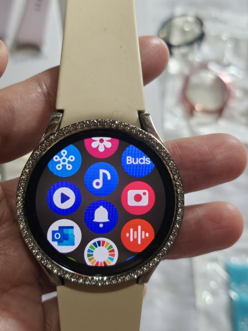 SAMSUNG Galaxy Watch 6 40mm (Category: Women's Watches) located in Cebu City. Submitted by isaira (Listing ID 1376670335, Image 3). Description: * authentic Samsung Galaxy Watch 6 40mm * good as new * orig price is 16K pesos * complete inclusion with box & charger * includes screen protector, 4 straps, 4 cover case.