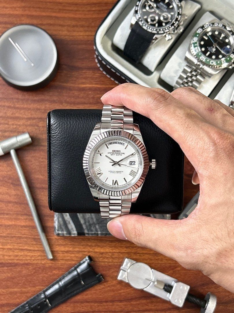 Seiko Day Date White Dial (Category: Luxury Watches) located in Quezon City. Submitted by mnl.chll (Listing ID 1376654518, Image 2). Description: Seiko Day Date White Dial Case: Stainless steel Weight: 150g Diameter: 39mm (also available in 36mm) Strap: Customizable (OYSTER/JUBILEE) Movement: Seiko NH35A Automatic Mode of Payment: BANK A ₱1,000 down payment (DP) is required to confirm your order, with the remaining balance to be paid before deliv