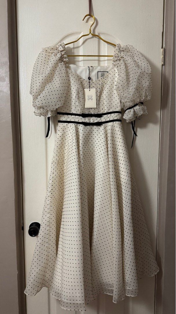 Soon Manila Victoria in White (Category: Dresses) located in Leyte. Submitted by prelovedbyonis (Listing ID 1376741773, Image 1). Description: Open for Layaway Bust: 31-32 Waist: 25.5 With Tag and Soonmnl Packaging Perfect for Pre-nup shoots 😍✨.