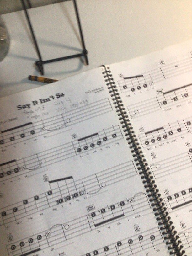 The Irving Berlin Collection Piano notes and chord guide (Category: Storybooks) located in Las Pinas. Submitted by TWMall (Listing ID 1376728264, Image 3). Description: Great for beginners to recognize notes with a chord guide!! Preloved so please manage your expectations!!! Grab or Lalamove transactions only :) Buyer will book and shoulder shipping fee .