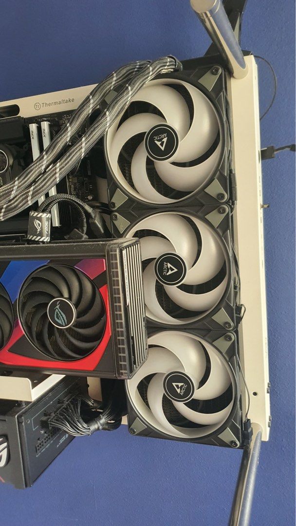 Thermaltake Core P3 Snow Edition (Category: Laptops & Notebooks) located in Singapore. Submitted by makotoshishio (Listing ID 1376748237, Image 3). Description: https://www.thermaltake.com/core-p3-tempered-glass-snow-edition.html + Artic cooler 480mm + Wallmount.