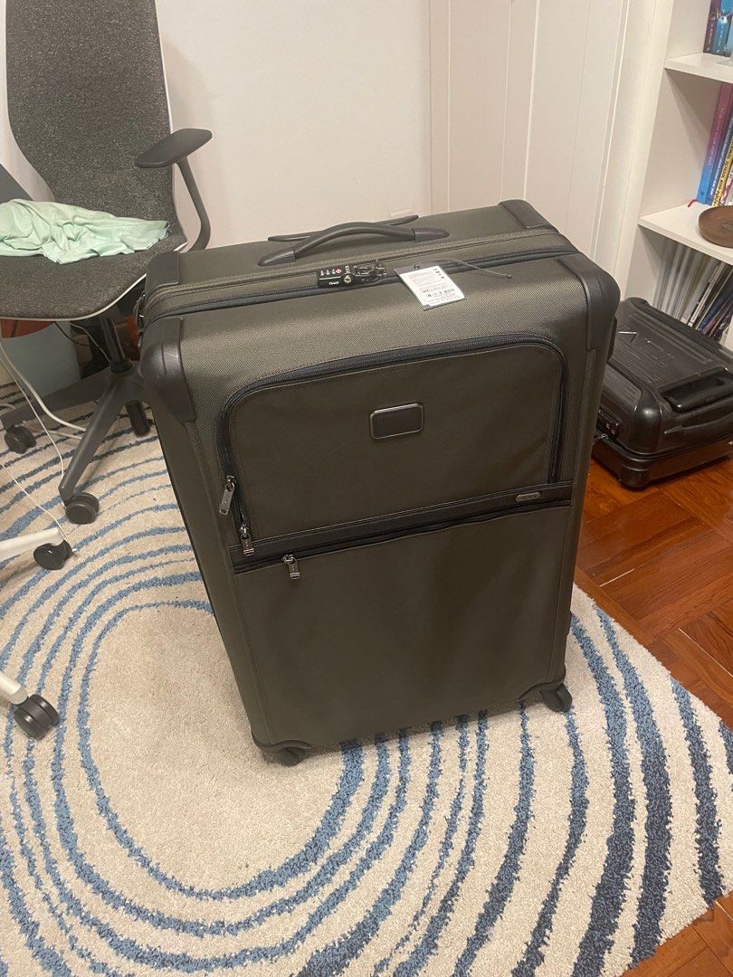 Tumi Suitcase （分類：旅遊 - 行李箱）位於 Hong Kong。 由 victor.111 提交（商品編號 1376761835，圖片 1）。簡介： Brand new tumi suitcase never used with receipt from onthelist. 360 wheels (4) For extended trip, expandable 4 wheel suitcase in nylon soft case 。