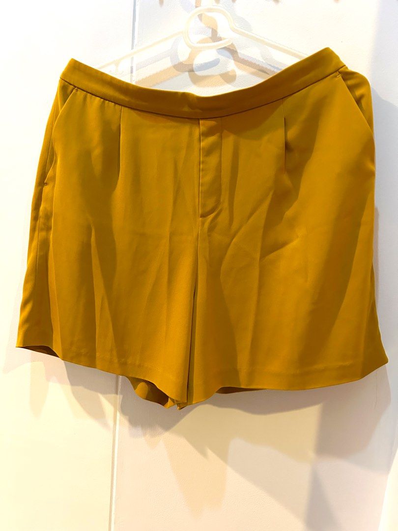 Uniqlo mustard Spandex Shorts (Category: Shorts) located in Quezon City. Submitted by katcris (Listing ID 1376754877, Image 1). Description: Uniqlo spandex polyester shorts Waist : 81-87 cm.