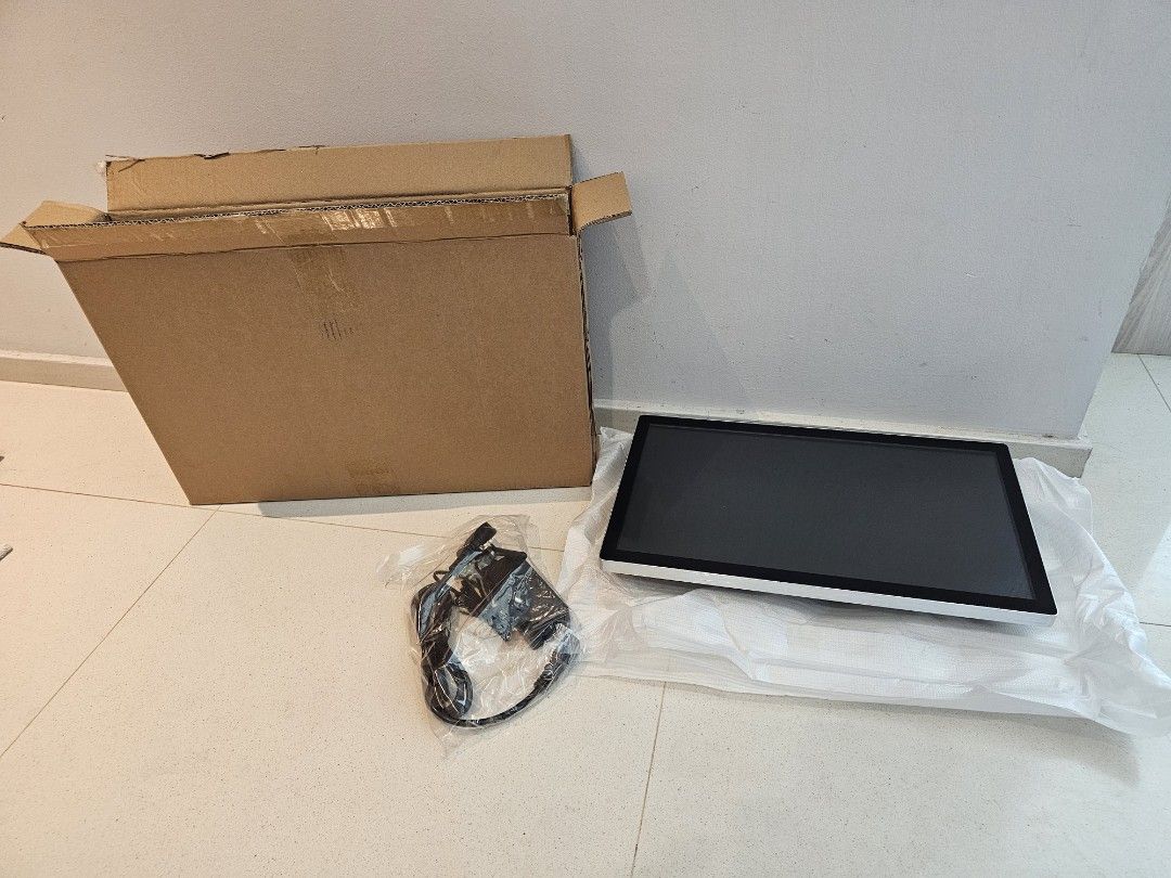 18.5 inch Digital Signage screen + wall mounting (Category: Office & Business Technology) located in Singapore. Submitted by bestgadgets2018 (Listing ID 1376883033, Image 1). Description: .