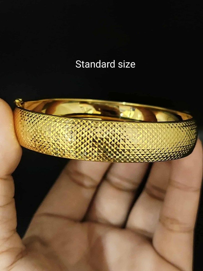 18K Saudi Yg Chunky bangle 9-16g (Category: Bracelets) located in Manila. Submitted by shaineofpreciousjewelshop (Listing ID 1376913759, Image 1). Description: .