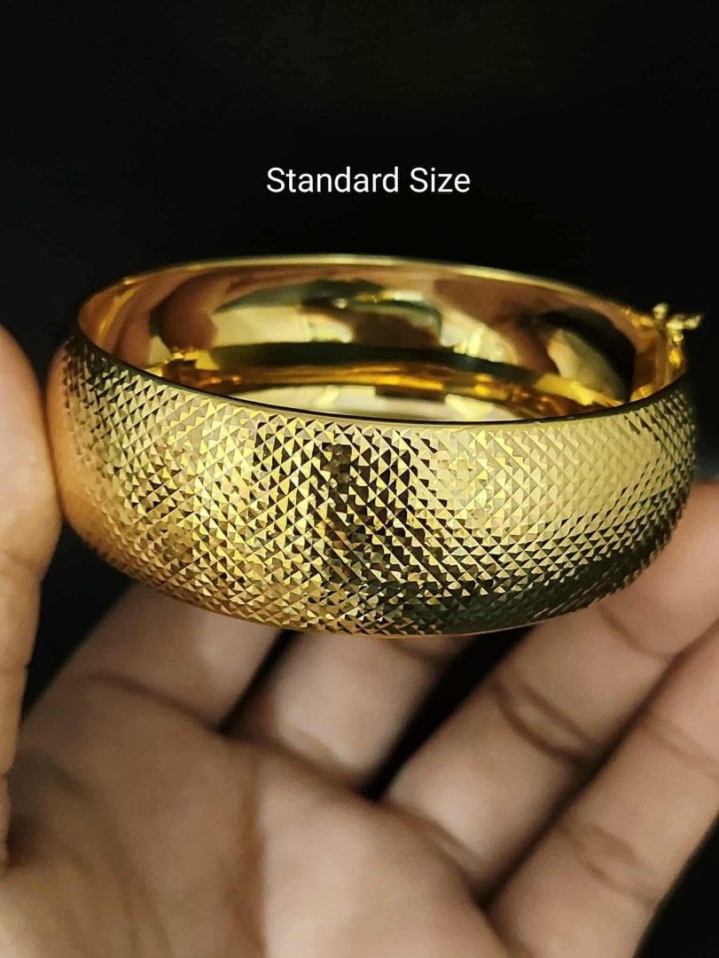 18K Saudi Yg Chunky bangle 9-16g (Category: Bracelets) located in Manila. Submitted by shaineofpreciousjewelshop (Listing ID 1376913759, Image 2). Description: .