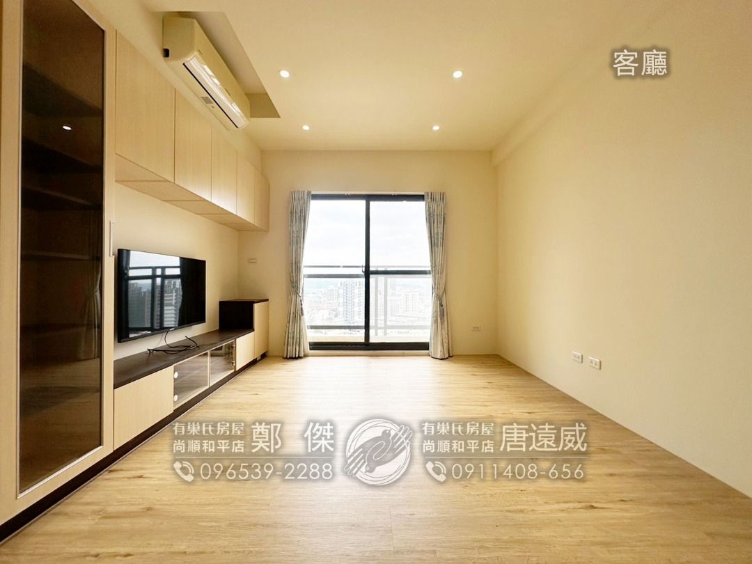 由 nahuel780363139 (刊登 ID 1376982851，圖片 2) 提交，位於 苗栗縣 (Miaoli) 的 ⚜️竹南市心輕裝三房平車景觀美戶⚜️ (類別：房屋出售)，說明：⚜️竹南市心輕裝三房平車景觀美戶⚜️ 〰️〰️〰️〰️〰️〰️〰️〰️〰️〰️〰️〰️ 🔸 明星學區⭕️照南國小、國中 🔸 高層景觀戶⭕️無限遼闊視野 🔸 近竹南火車站⭕️園區通勤便利 🔸 帝王朝南⭕️正3房、平面車位 🔸 前後雙陽臺⭕️採光佳、優質物管 📍照南國小 …................... 3 分鐘 📍照南國中 …................... 3 分鐘 📍竹南火車站 …...........…... 3分鐘 📍竹南萬坪運動公園 …....…. 3 分鐘 📍竹南科學園區 …......…….. 6 分鐘 🅶🅾🅾🅶🅻🅴🚘 供參考請以實際為主 〰️〰️〰️〰️〰️〰️〰️〰️〰️〰️〰️〰️〰️ 【 地 址 】 苗栗縣竹南鎮環市路三段 【 建 坪