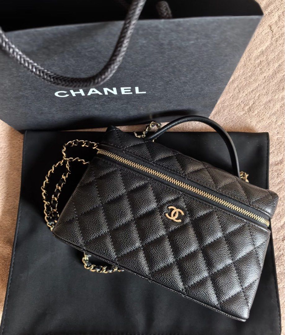 8月新鮮單 全新現貨 Chanel 25b 25k 熱門斷貨款 Chanel LP hobo 25 bag Kelly 飯盒 （分類：手袋及銀包）位於 Hong Kong。 由 alicelux 提交（商品編號 1376924877，圖片 1）。簡介： Brand new full set 香港專門店正單 門市已經斷貨 珍藏款只有一個 經典牛皮魚子醬金扣。