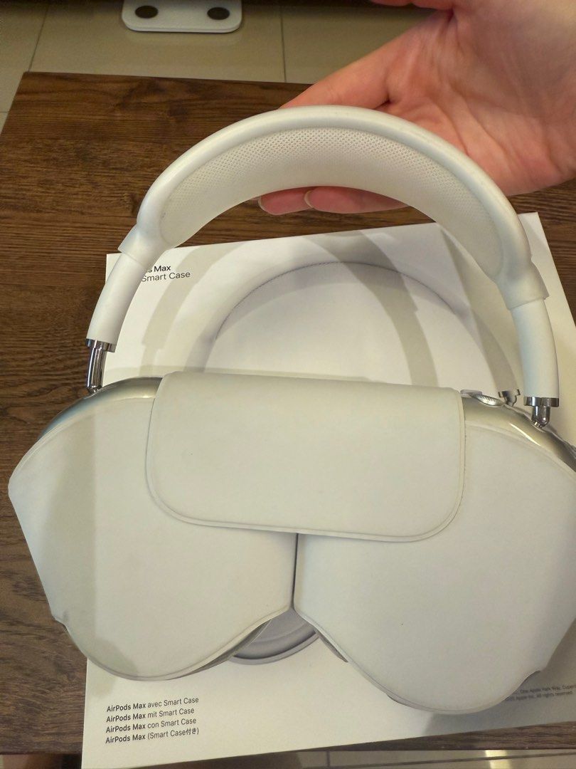由 okiily37 (刊登 ID 1376897318，圖片 2) 提交，位於 台北市 (Taipei) 的 Airpod pro max (類別：頭戴式耳機)，說明：98% no damage. Still have the warranty until 8/1 purchased from apple 101. Still have purchase invoice box cable cover 。