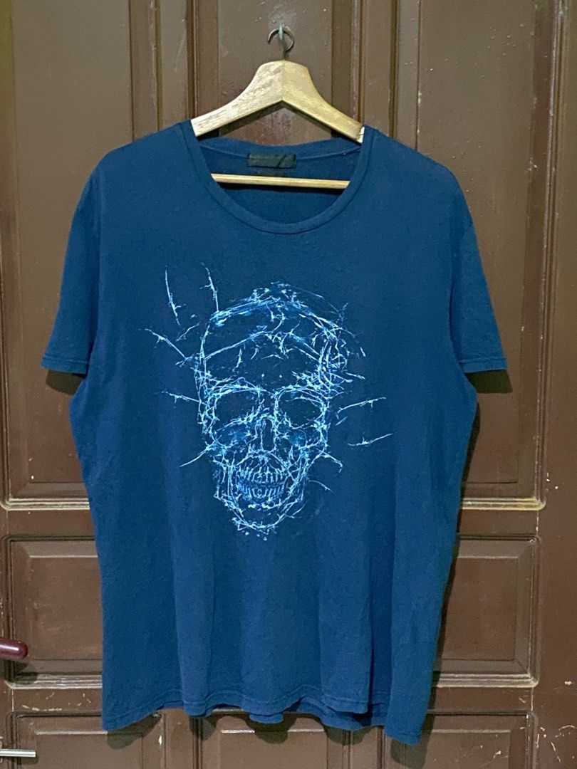 Alexander Mcqueen shirt (Category: Luxury Apparel) located in Bacolod City. Submitted by PSGTHRIFTIES (Listing ID 1376937594, Image 1). Description: Good condition Size L-XL Dimensions:22.5x28.5 DM📩.