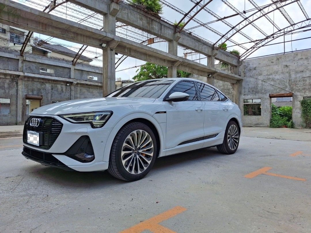 由 xiangli20067852 (刊登 ID 1376864639，圖片 1) 提交，位於 彰化縣 (Changhua) 的 Audi e-tron sportback quattro S-line 2022年 (類別：汽車出售)，說明：● 年份:2022年 ● 車色: 金屬冰川白 ● 電池容量: 95kWh ● 續航里程: 446km ● 馬力: 408hp ● 扭力: 67.7kgm ●全車車體5年10萬公里保固 ●電機電池8年16萬公里保固 ● 充電0~80%僅需約30分鐘 ● 充電10分鐘即可行駛約115公里 重點配備: ● S line外觀套件 • 氣壓式懸吊極致舒適駕駛 • B&O音響16支高低重音喇叭 • 3D劇院喇叭 • 360環景、手機無線充電 • 全景天窗、四驅恆溫空調 選配: ●數位矩陣式LED頭燈 ●21吋多輻式鍛造鋁圈 ●附駕側葉子板第二AC充電孔 ●黑色外觀套件 ●雙前座冷熱通風座椅 ●後座車窗手動遮陽簾。