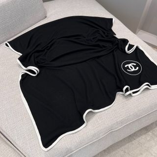 (Category: ) located in . Submitted by luxurycloset.shop (Listing ID 1376868212, Image 1). Description: .