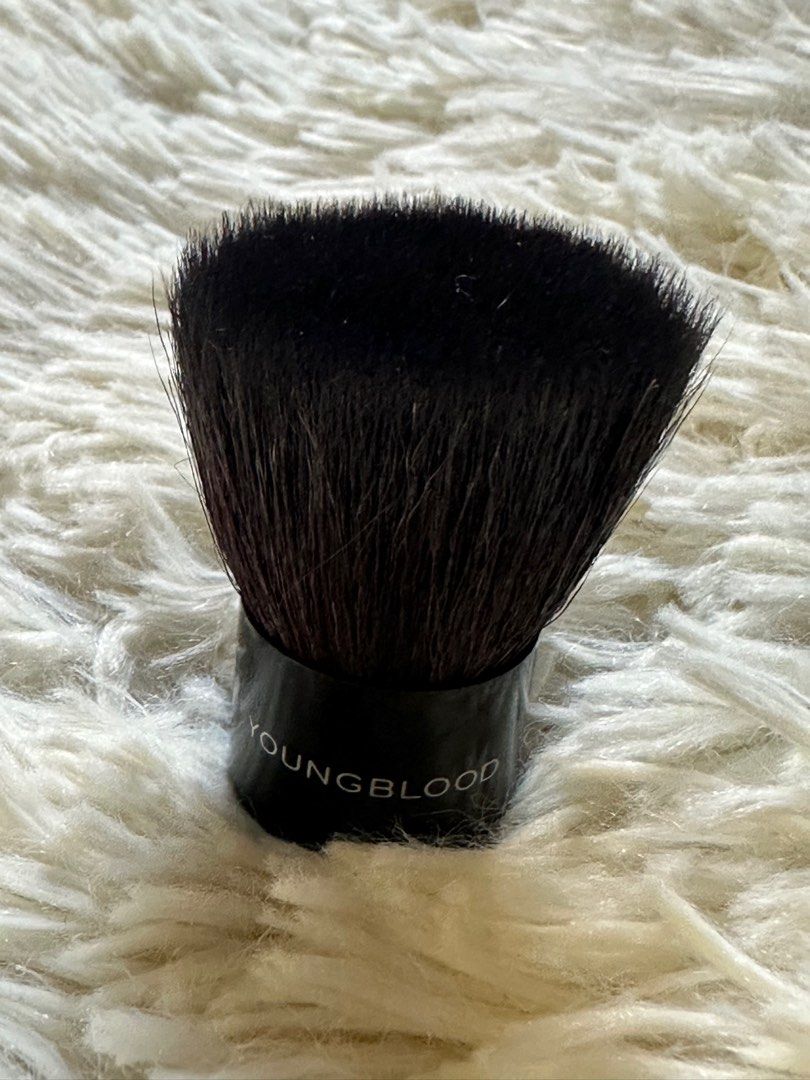 AUTHENTIC Youngblood Powder Brush (Category: Makeup) located in Cainta. Submitted by Micks81StorePH (Listing ID 1376891206, Image 2). Description: I bought in Japan.🇯🇵.