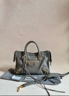(Kategori: ) berada di . Dikirim oleh anzeraluxbags.id (ID iklan 1376900696, Gambar 1). Deskripsi: .