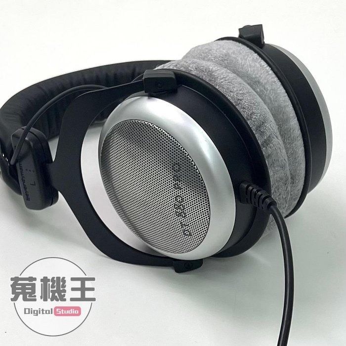 由 winson999888 (刊登 ID 1376879933，圖片 2) 提交，位於 台北市 (Taipei) 的 【蒐機王】Beyerdynamic DT880 Pro 監聽耳機【歡迎舊3C折抵】D4343-3 (類別：耳機)，說明：【商品貨號】D4343 【名稱】Beyerdynamic DT880 Pro 監聽耳機 【顏色】銀色 【品相描述】外觀良好 【新舊程度】中古品 / 95%新 【保固狀態】店家責任保固七天 【配件說明】收納包、耳機線、無盒裝 【NCC認證碼】N/A 【BSMI商檢字號】N/A 【賣場管理代碼】03，SA5 -------------------------------------- 【商品狀態分級說明】 ● 100%新 = 全新未拆封新品 ● 95%新 = 機況如新品一般 ● 90%新 = 僅些許使用小痕跡 ● 85%新 = 外觀有較明顯痕跡 ● 80%新 = 外觀較重的使用痕跡 ● 70%新 = 商品瑕疵或功能異常 ------------------