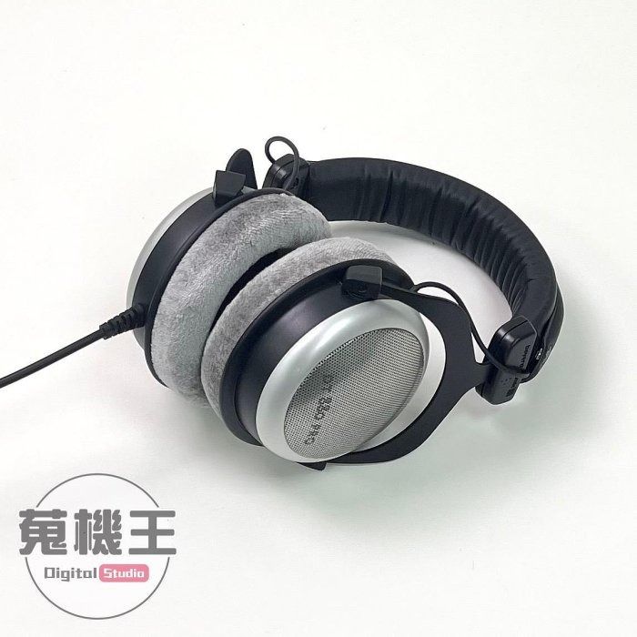 由 winson999888 (刊登 ID 1376879933，圖片 1) 提交，位於 台北市 (Taipei) 的 【蒐機王】Beyerdynamic DT880 Pro 監聽耳機【歡迎舊3C折抵】D4343-3 (類別：耳機)，說明：【商品貨號】D4343 【名稱】Beyerdynamic DT880 Pro 監聽耳機 【顏色】銀色 【品相描述】外觀良好 【新舊程度】中古品 / 95%新 【保固狀態】店家責任保固七天 【配件說明】收納包、耳機線、無盒裝 【NCC認證碼】N/A 【BSMI商檢字號】N/A 【賣場管理代碼】03，SA5 -------------------------------------- 【商品狀態分級說明】 ● 100%新 = 全新未拆封新品 ● 95%新 = 機況如新品一般 ● 90%新 = 僅些許使用小痕跡 ● 85%新 = 外觀有較明顯痕跡 ● 80%新 = 外觀較重的使用痕跡 ● 70%新 = 商品瑕疵或功能異常 ------------------