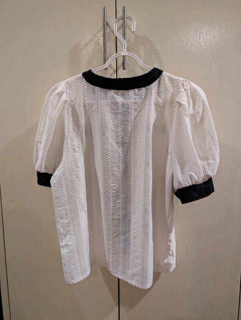 Black and White Top (Category: Blouses) located in Quezon City. Submitted by tiapupupicks (Listing ID 1376951679, Image 2). Description: Pretty Bought online from a local store Length 20inches RFS: Too short for my torso.