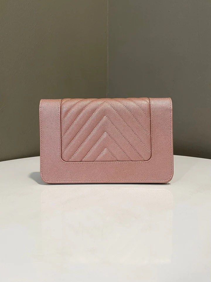 Chanel Cc Chevron Wallet On Chain (Category: Bags & Wallets) located in Singapore. Submitted by lovelotsluxury (Listing ID 1376903312, Image 3). Description: Chanel Cc Chevron Wallet On Chain Rose Gold Caviar SHW Size 19 x 12 cm Chain drop 60 cm 27 series Feb 2019 9-9.5/10 Great (some corner edge rub, minor leather mark and signs of use otherwise great) Includes full set box, dust bag and copied receipt RTP 5000 sgd Price now 2950 sgd 2330 usd CN