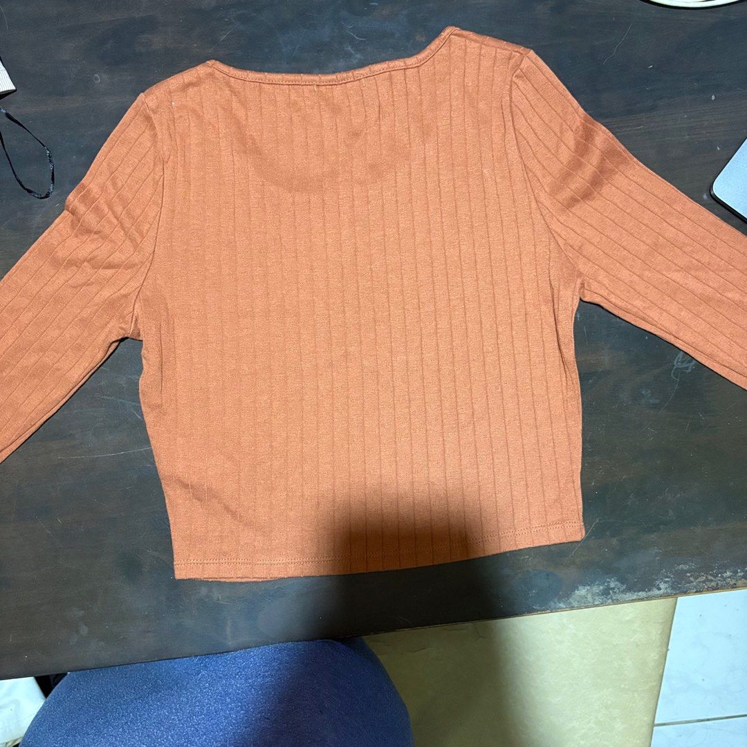 cotton on long sleeve crop top (Category: Longsleeves) located in Bacoor. Submitted by ahlovesky (Listing ID 1376936931, Image 2). Description: - never worn, no tags - size s - can send more photos and measurements, just send a message mop: gcash, maya, or bank transfer mod: ggx, j&t, or any sdd.