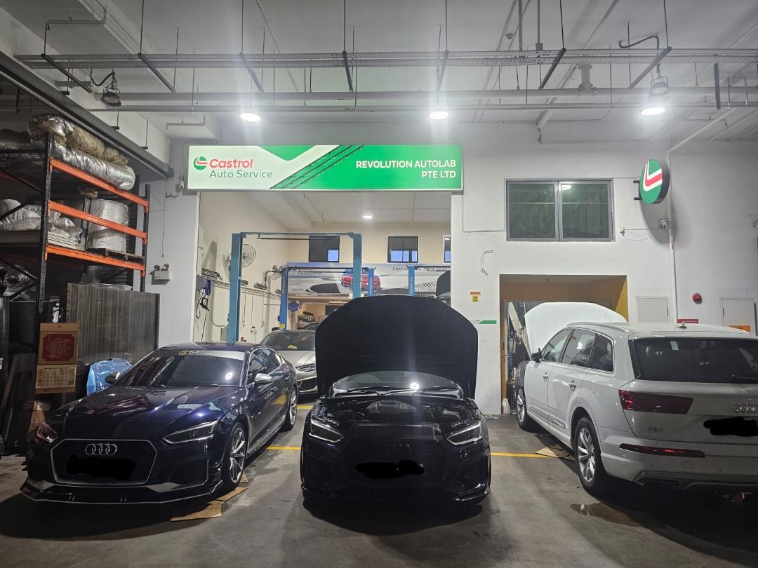 GENUINE CASTROL OIL NIGHT SERVICING (Category: Car Workshops & Services) located in Singapore. Submitted by revolution09933 (Listing ID 1376851019, Image 1). Description: 🚗🔧 CASTROL CAR SERVICING PACKAGE 🔧🚗 Keep your car running at peak performance with our top-tier Castrol engine oil change services! Porsche in for Castrol Servicing Package ! 🛠️ 𝑶𝒖𝒓 𝑶𝒊𝒍 𝑪𝒉𝒂𝒏𝒈𝒆 𝑷𝒂𝒄𝒌𝒂𝒈𝒆𝒔 𝑰𝒏𝒄𝒍𝒖𝒅𝒆: ✅ 4Litres Castrol Fully-Synthetic oi