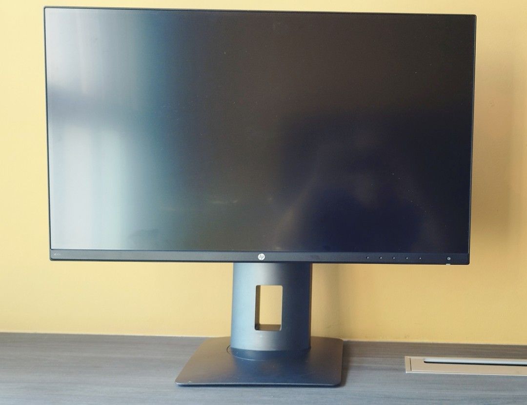 HP Z27N, Narrow Bezels & 27” IPS Screen - QHD (2560 x 1440), AH3-IPS (Category: Monitor Screens) located in Singapore. Submitted by zengbin0306 (Listing ID 1375806118, Image 3). Description: Fixed price, not nego, self collect at S670460 only . Model: HP Z27N PROs:  Super narrow bezels  ultra-high resolution of 2560 x 1600  Super large 27-inch IPS LED panel  Built-in DisplayPort 1.2, DVI, Mini DP, HDMI 1.4  Built -in Four USB 3.0 ports  Sup