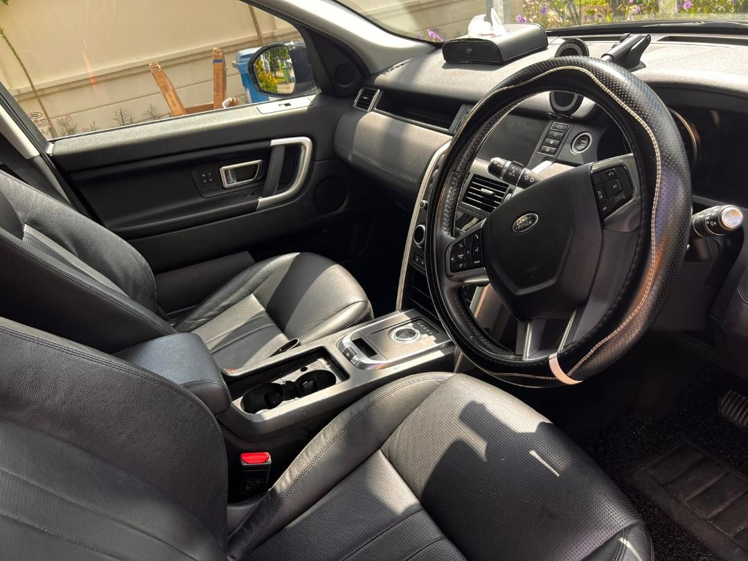 Land Rover Discovery 2.0 Si4 HSE 7-Seater (A) (Category: Used Cars) located in Singapore. Submitted by sizzlingteapots (Listing ID 1376980435, Image 3). Description: Looking for a direct buyer! 🔥🔥🔥 Want a spacious, powerful, and luxurious ride? This 2018 Land Rover Discovery is the perfect family SUV, offering comfort, performance, and style. 🔧 Key Features: 2.0L Petrol Engine with 8-speed automatic transmission All-Wheel Drive (AWD) – smooth