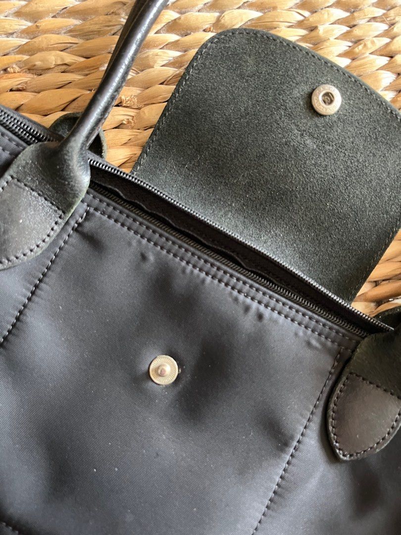 Longchamp Le Pliage M Tote Bag (Category: Luxury Bags & Wallets) located in Makati City. Submitted by 4635archives (Listing ID 1376857922, Image 3). Description: Original Longchamp Le Pliage Tote Bag Black, M size Well used with minor defects, please manage your expectations Last price already 🙏.