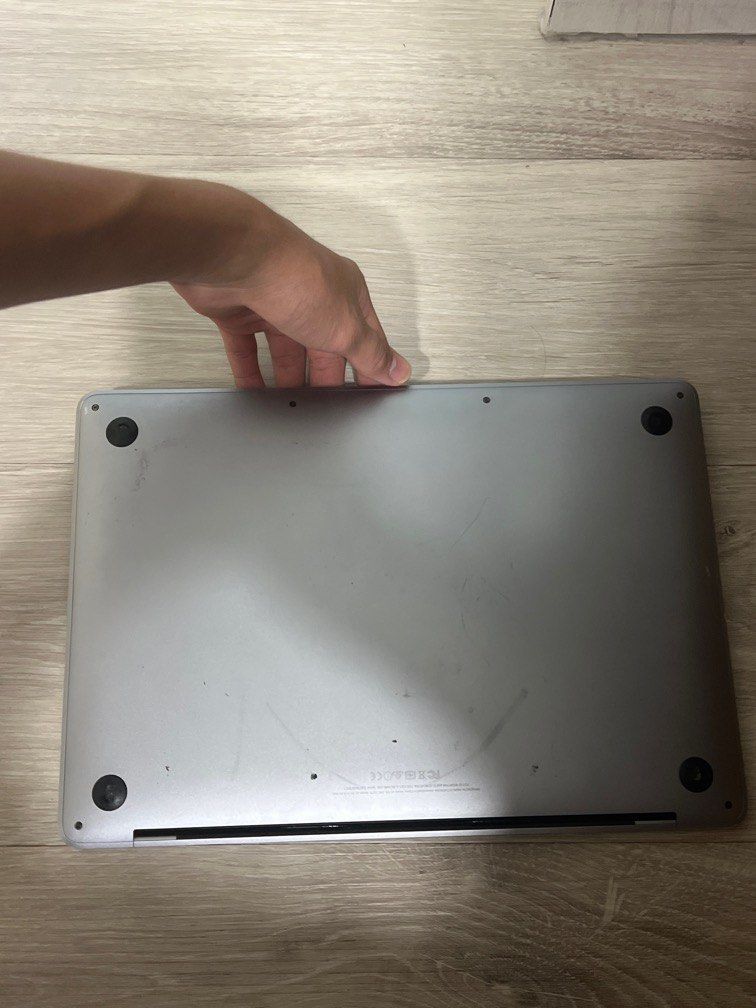 MacBook Pro 13inch (Category: Laptops & Notebooks) located in Singapore. Submitted by luc.aslzu (Listing ID 1376925128, Image 2). Description: Item is as described, DM FOR MORE INFO ℹ️ <BATTERY IS BRAND NEW>.