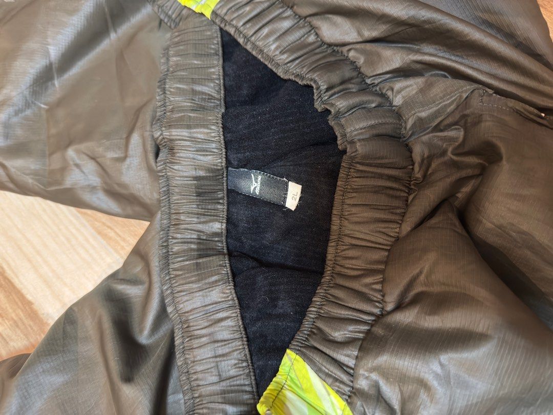 Mizuno Nylon Track Pants (Category: Joggers) located in General Mariano Alvarez. Submitted by md_rn (Listing ID 1376996596, Image 2). Description: Mizuno Nylon Track Pants Size: Medium.