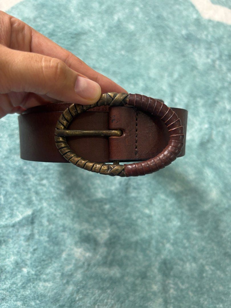 Mossimo Dutti women’s Belt (Category: Belts) located in Shah Alam. Submitted by nayima (Listing ID 1376855787, Image 3). Description: Used Size: S Material: Leather .