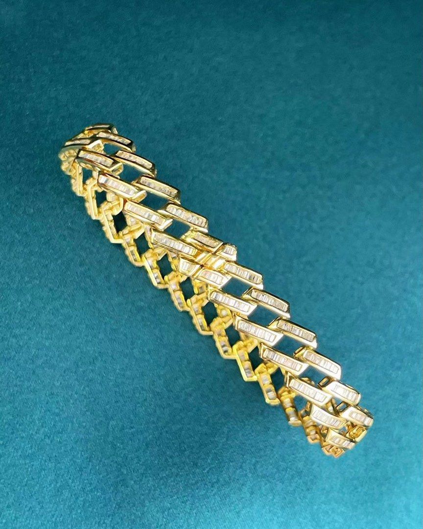 Nice新品👑！舊金價現貨一條！ 1.61ct Diamond Bracelet！ 18k gold & diamond, price  19900HKD 有型古巴風格渾身滿鑽手鍊！超白閃T方鑽！ 爆閃！18K香檳金色，超抵只售19900HKD👑💖, 女裝, 飾物及配件, 手鍊-  Carousell