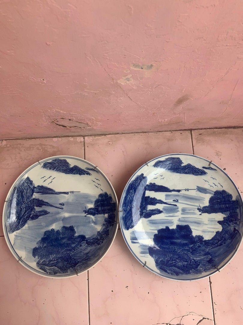 Piring pajangan (Kategori: Pajangan Antik) berada di Jakarta Pusat. Dikirim oleh maikelleop01253 (ID iklan 1376900896, Gambar 1). Deskripsi: piring mulus ukuran 30cm.