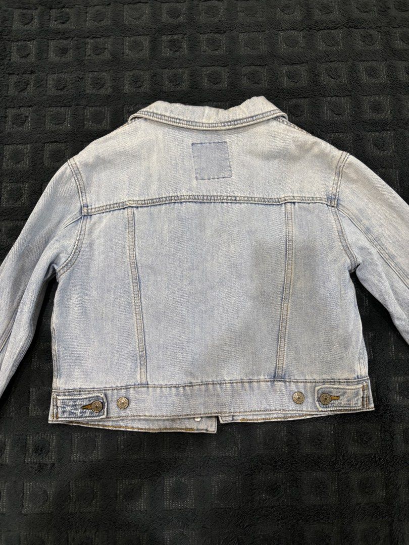 Pull & Bear Denim Jacket (Category: Coats, Jackets and Outerwear) located in Ipoh. Submitted by hedhroslan (Listing ID 1376895751, Image 3). Description: Preloved Pull&Bear Denim Jacket Brand: Pull&Bear Size: L Condition: 9/10 (barely used) Feel free to chat me for more info :).