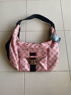 (Category: ) located in . Submitted by byebyepreloved (Listing ID 1376901613, Image 1). Description: .
