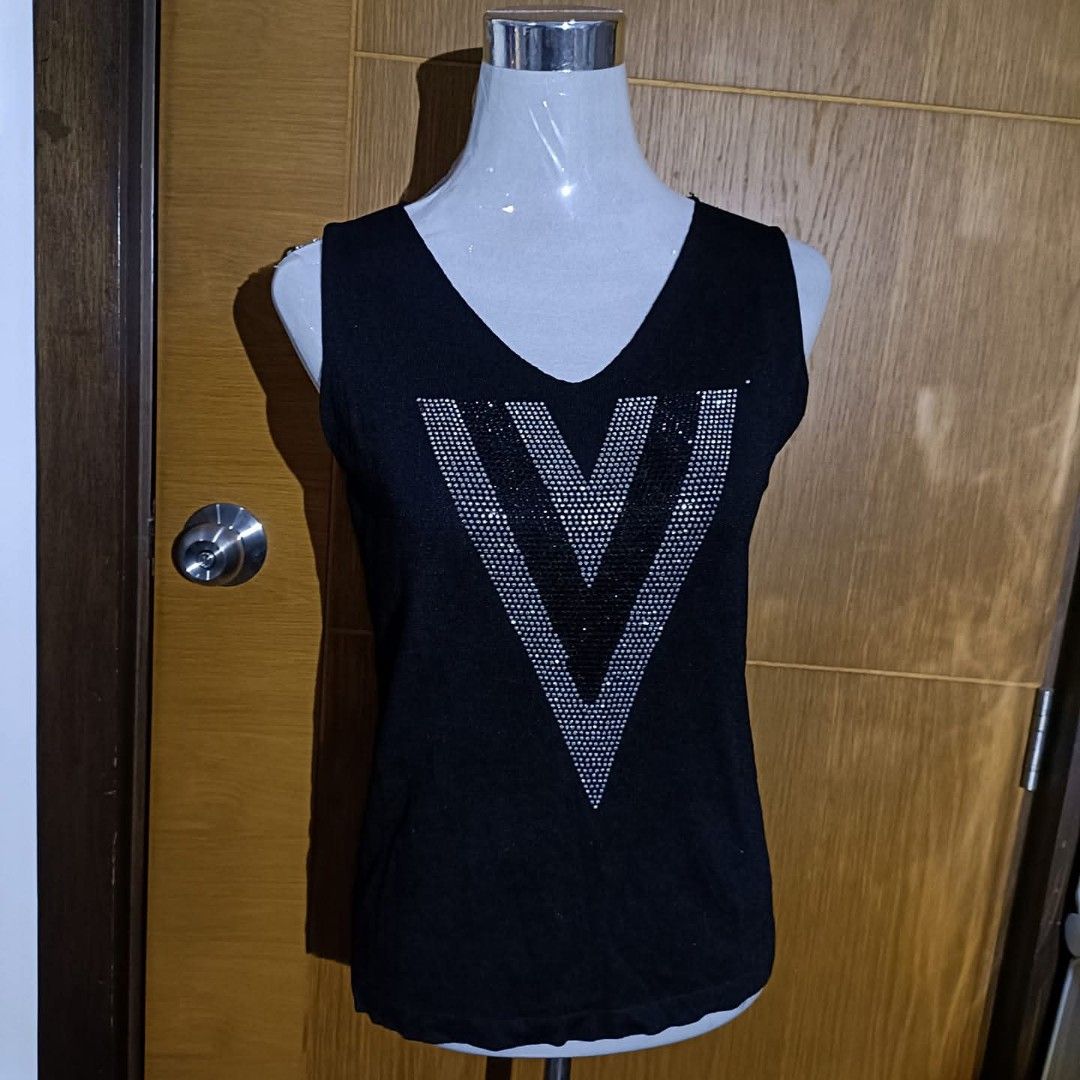 Rhinestoned Black Sleeveless Top (Category: Sleeveless) located in Bauang. Submitted by glenefinds (Listing ID 1376963448, Image 1). Description: ⚠️Estimated Size: S - L ⚠️Actual Size: 16 x 22 inches ☑️with rhinestones ☑️knitted po sya, stretchy ❌No Flaws.