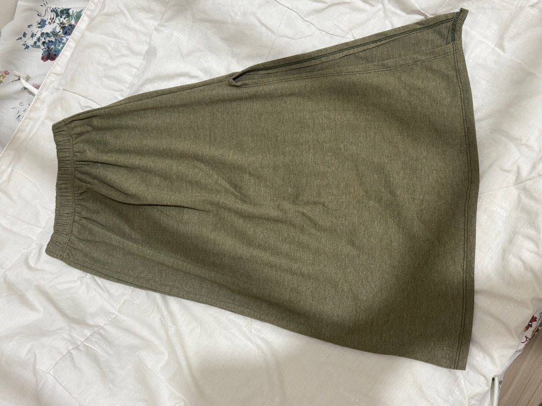 Skirt with split (Category: Skirts) located in Manila. Submitted by ej_guyud00 (Listing ID 1376971447, Image 2). Description: - Fit to XS-S - Stretchable.