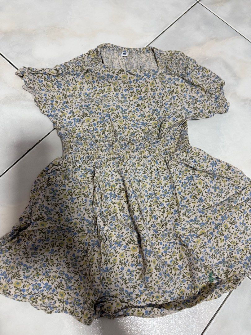 Uniqlo dress size 110 (Category: Babies & Kids Fashion) located in Singapore. Submitted by blackenvelop (Listing ID 1376938781, Image 1). Description: Fit 4-5YO Free, +$5 for postage.