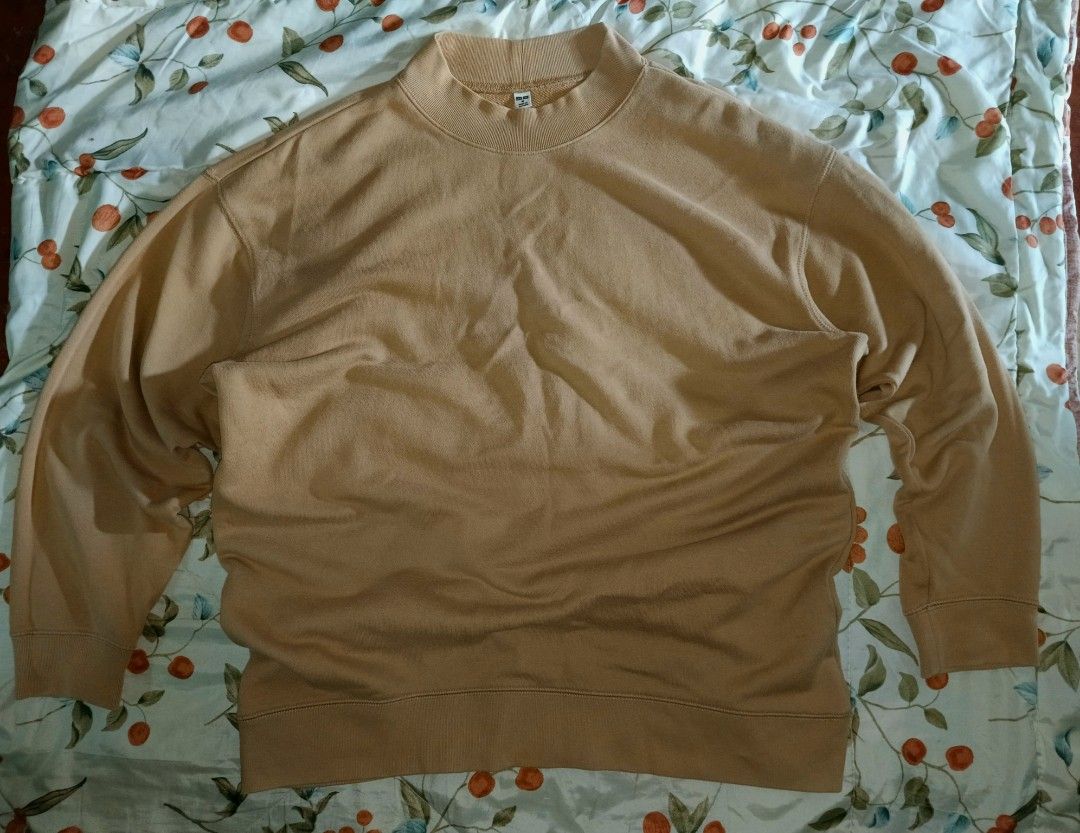 UNIQLO pullover long sleeve (Category: Coats, Jackets and Outerwear) located in San Jose del Monte. Submitted by _elll (Listing ID 1376916924, Image 1). Description: Uniqlo pullover long sleeve Brown color, M on tag L = 27 W = 23 nego pa onti 📍 San Jose Del Monte, Bulacan.