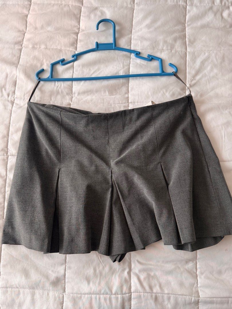zara grey skirt (Category: Skirts) located in Pasig City. Submitted by lovedpicks (Listing ID 1376841095, Image 1). Description: zara grey skirt size large dm if interested!.