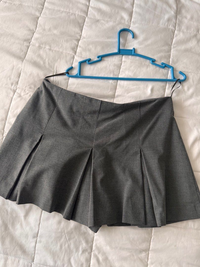 zara grey skirt (Category: Skirts) located in Pasig City. Submitted by lovedpicks (Listing ID 1376841095, Image 3). Description: zara grey skirt size large dm if interested!.