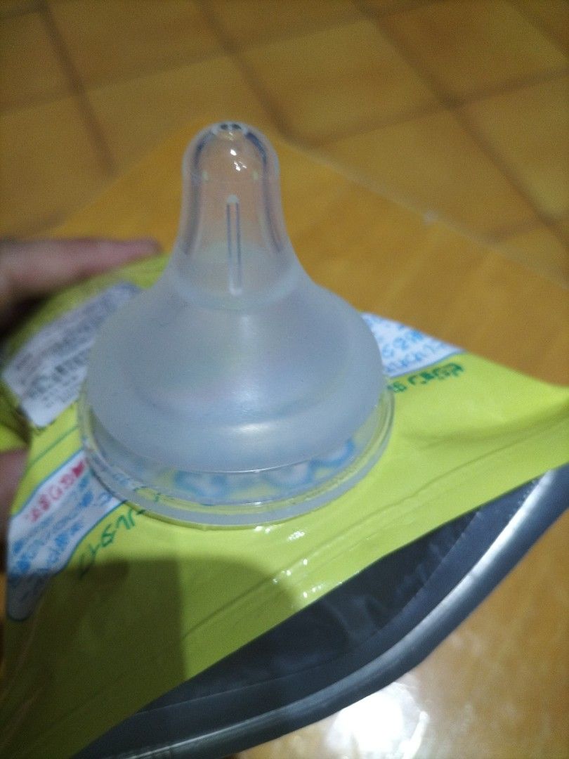 由 chihchun6165700 (刊登 ID 1377144854，圖片 1) 提交，位於 新竹市 (Hsinchu City) 的 貝親新生兒奶嘴 (類別：奶嘴)，說明：託人在日本買的是6個裝所以沒有原盒/6個結果只用兩個奶瓶剩四個/約一個月就要換1-3個月的，所以建議實際用量除非是奶瓶很多。