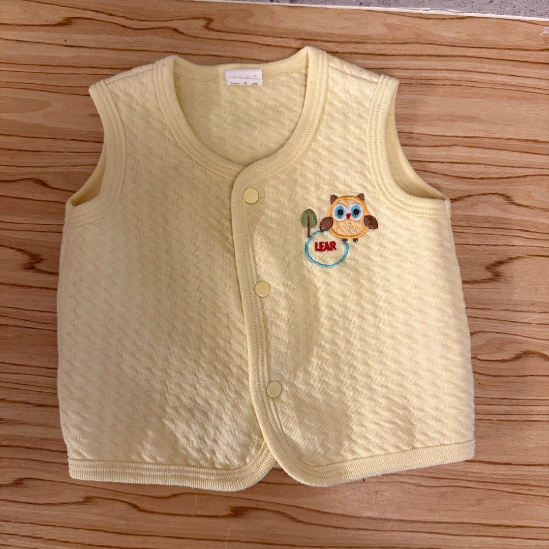 由 lilillllll00176 (刊登 ID 1377083064，圖片 1) 提交，位於 新北市 (New Taipei) 的 二手｜貓頭鷹小背心 73 (類別：嬰兒及兒童流行時尚)，說明：尺寸約66-73。